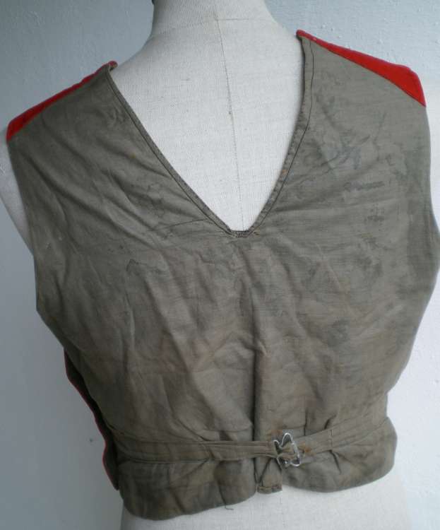 http://bilder.antiksalzburg.at/bildergalerie/Lederhosen/LEDERHOSE%20UND%20HUETE%20001-750%20(11).jpg