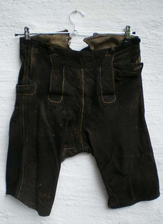 http://bilder.antiksalzburg.at/bildergalerie/Lederhosen/LEDERHOSE%20UND%20HUETE%20001-750%20(12).jpg
