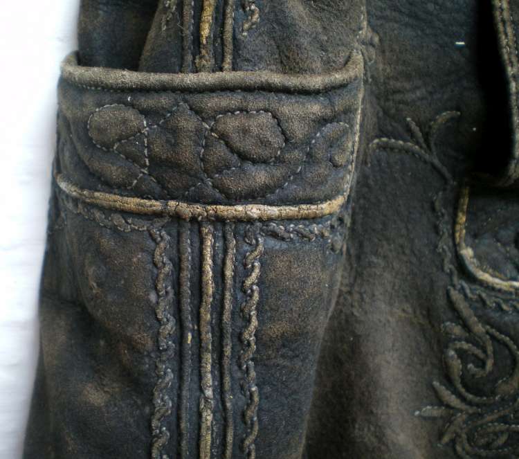 http://bilder.antiksalzburg.at/bildergalerie/Lederhosen/LEDERHOSE%20UND%20HUETE%20001-750%20(13).jpg