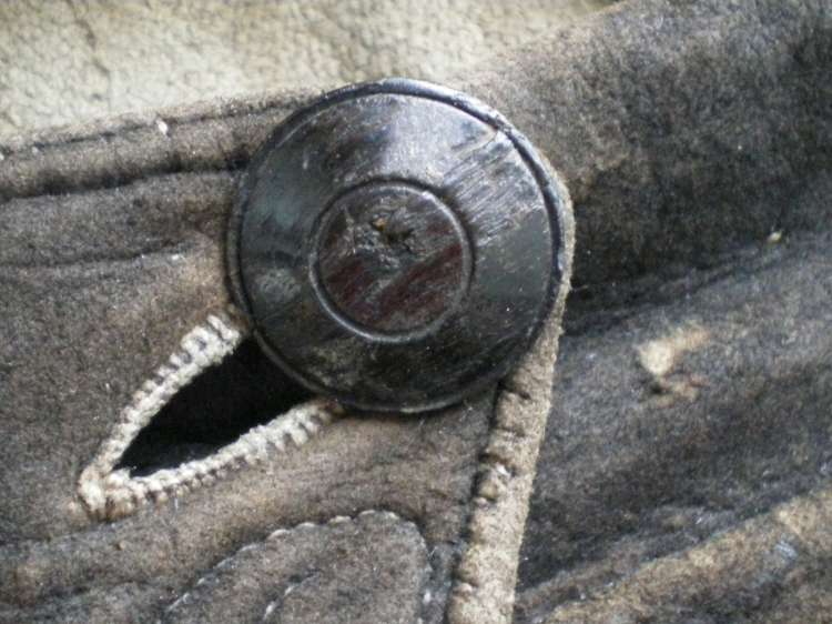 http://bilder.antiksalzburg.at/bildergalerie/Lederhosen/LEDERHOSE%20UND%20HUETE%20001-750%20(15).jpg