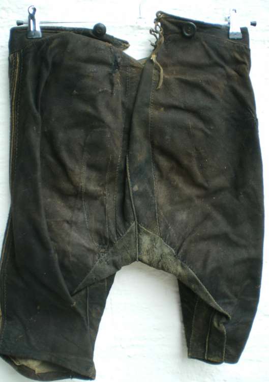 http://bilder.antiksalzburg.at/bildergalerie/Lederhosen/LEDERHOSE%20UND%20HUETE%20001-750%20(17).jpg