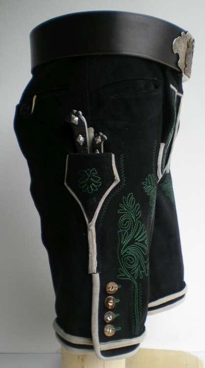 http://bilder.antiksalzburg.at/bildergalerie/Lederhosen/LEDERHOSE%20UND%20HUETE%20001-750%20(22).jpg