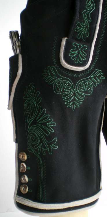 http://bilder.antiksalzburg.at/bildergalerie/Lederhosen/LEDERHOSE%20UND%20HUETE%20001-750%20(26).jpg