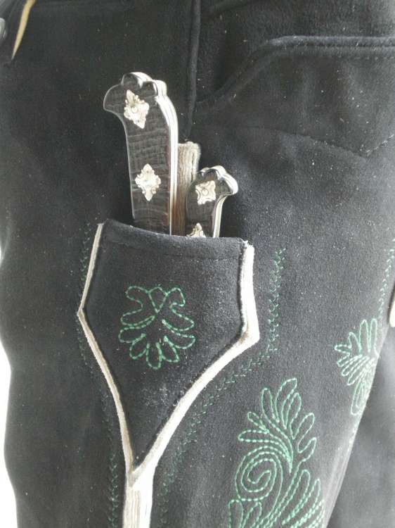 http://bilder.antiksalzburg.at/bildergalerie/Lederhosen/LEDERHOSE%20UND%20HUETE%20001-750%20(28).jpg