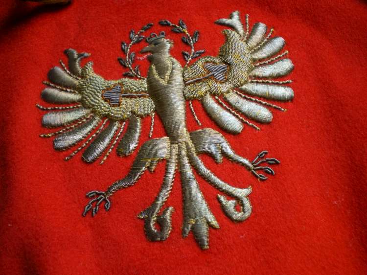 http://bilder.antiksalzburg.at/bildergalerie/Lederhosen/LEDERHOSE%20UND%20HUETE%20001-750%20(6).jpg