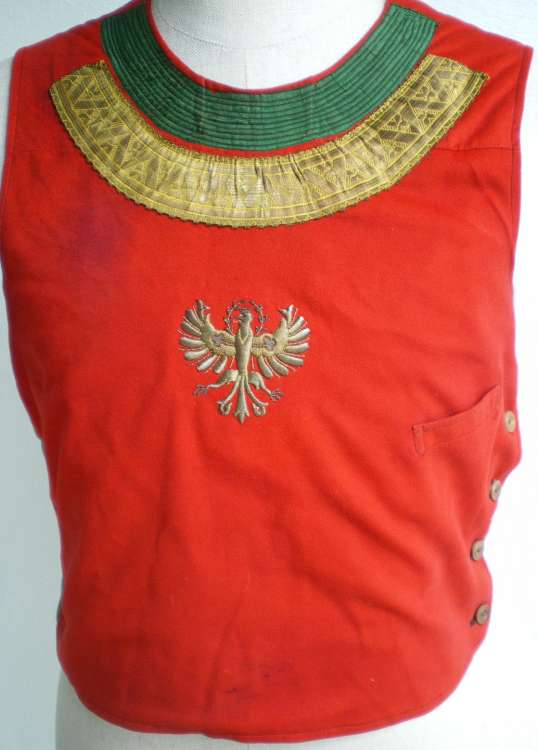 http://bilder.antiksalzburg.at/bildergalerie/Lederhosen/LEDERHOSE%20UND%20HUETE%20001-750%20(8).jpg