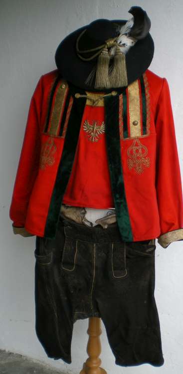 http://bilder.antiksalzburg.at/bildergalerie/Lederhosen/LEDERHOSE%20UND%20HUETE%20001-750.jpg